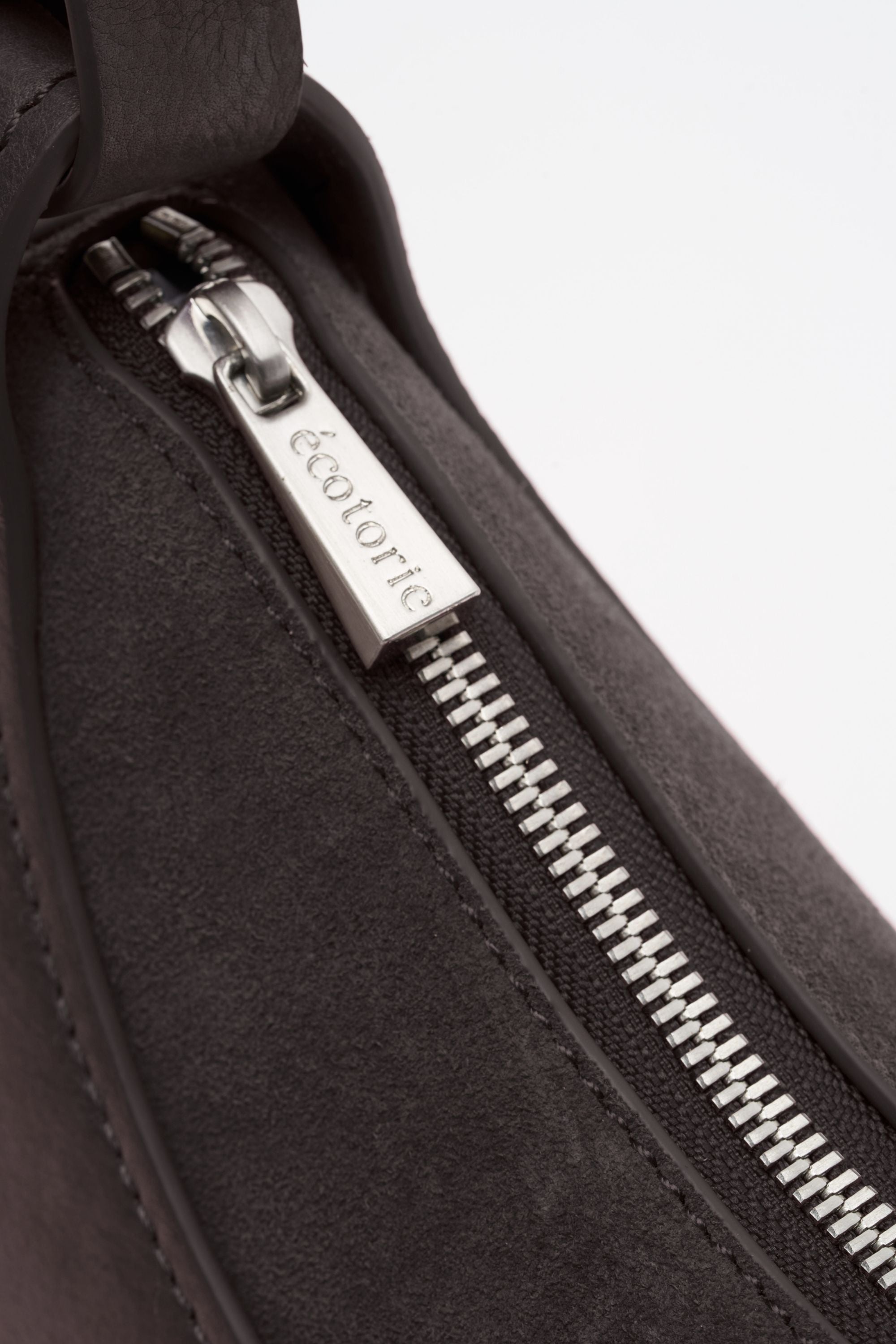 Ecotorie - Leif Chocolate Crossbody