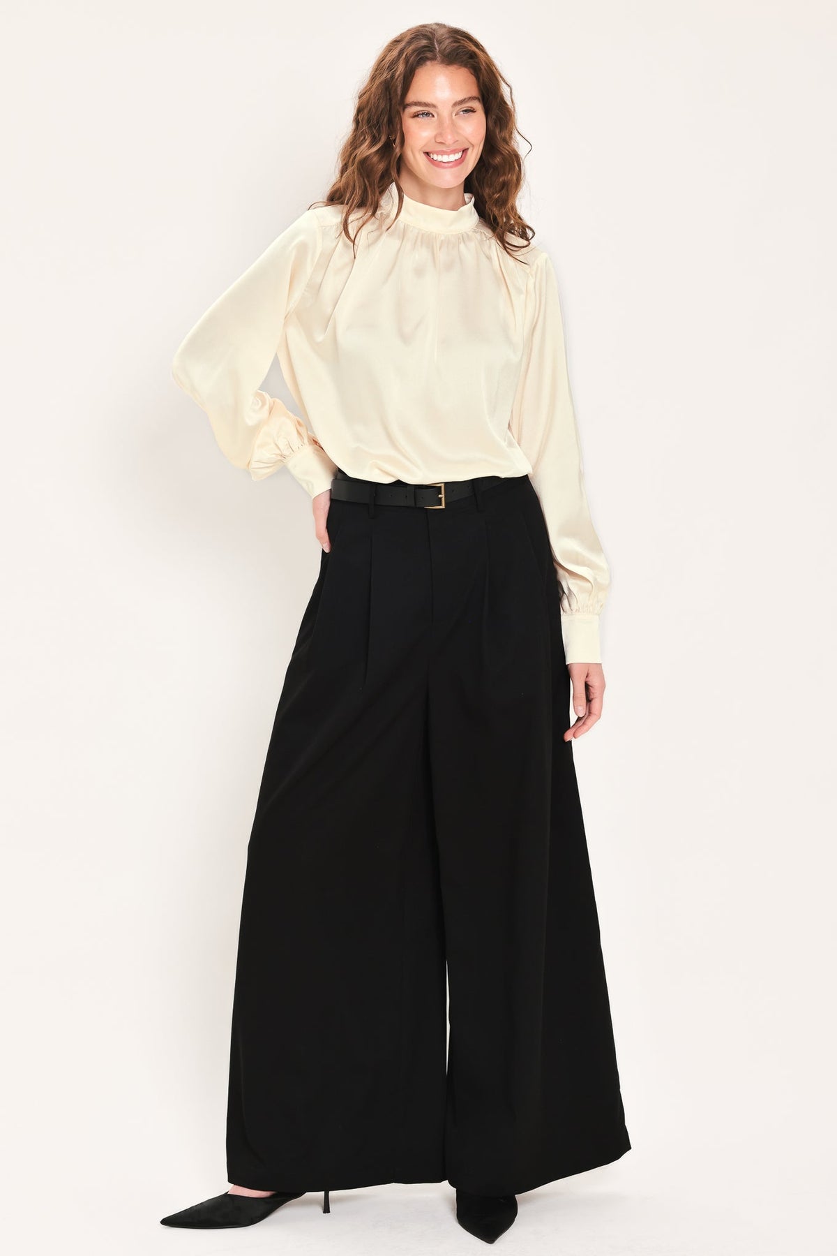 CREAM REFINED HIGH-NECK BLOUSON-SLEEVE TOP
